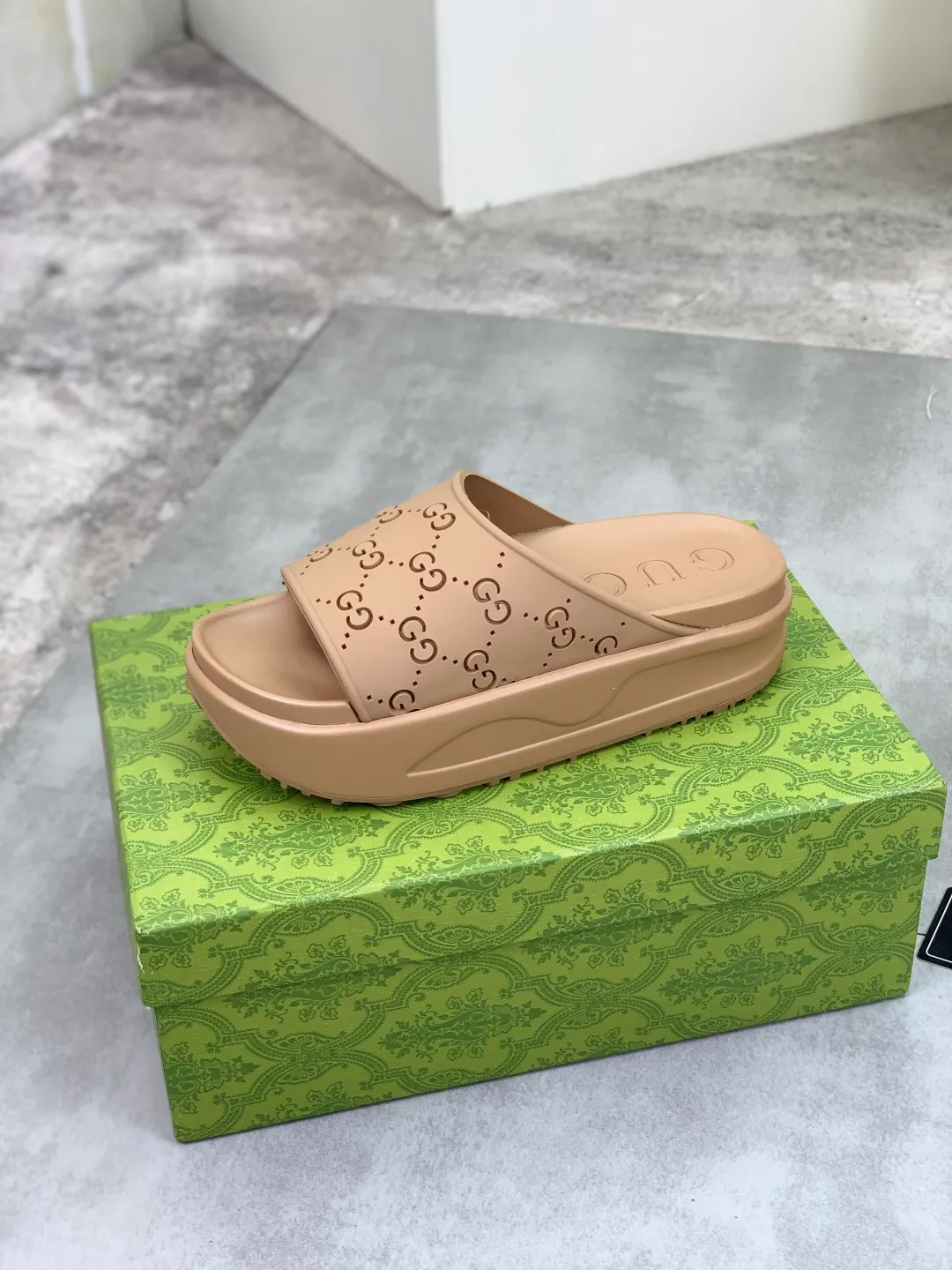 Men's Men's Shoes 💰P300💰[New Style] High Version 🎁🎁🎁 GUCCI New Year of the Snake casual slippers, original official website, perfect workmanship, transmitting a kind of noble luxury, sublimating its definition of luxury in Gucci's high-end extraordinary craftsmanship. Original Gucci double G combination outsole, code number: 35-46, complete package